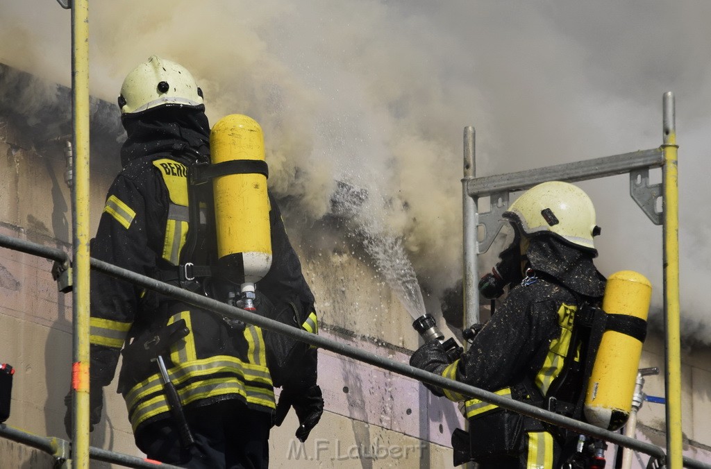 Dachstuhlbrand Koeln Poll Geislarerstr P306.JPG - Miklos Laubert